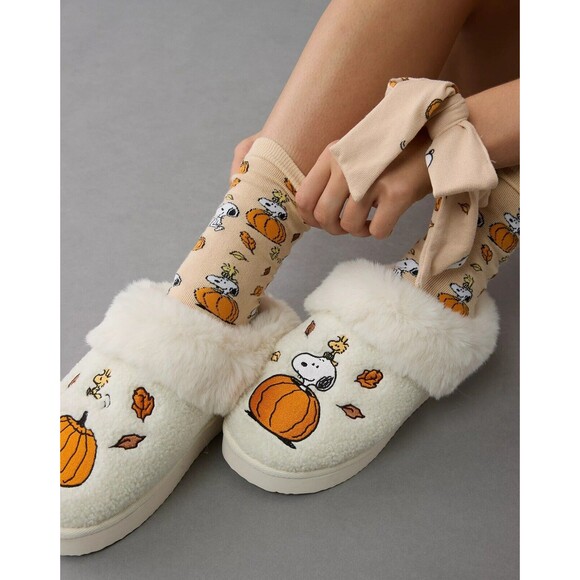 AE Fall Peanuts‎ Snoopy Slippers American Eagle SOLD OUT IN HAND SIZE 6 - Picture 1 of 4